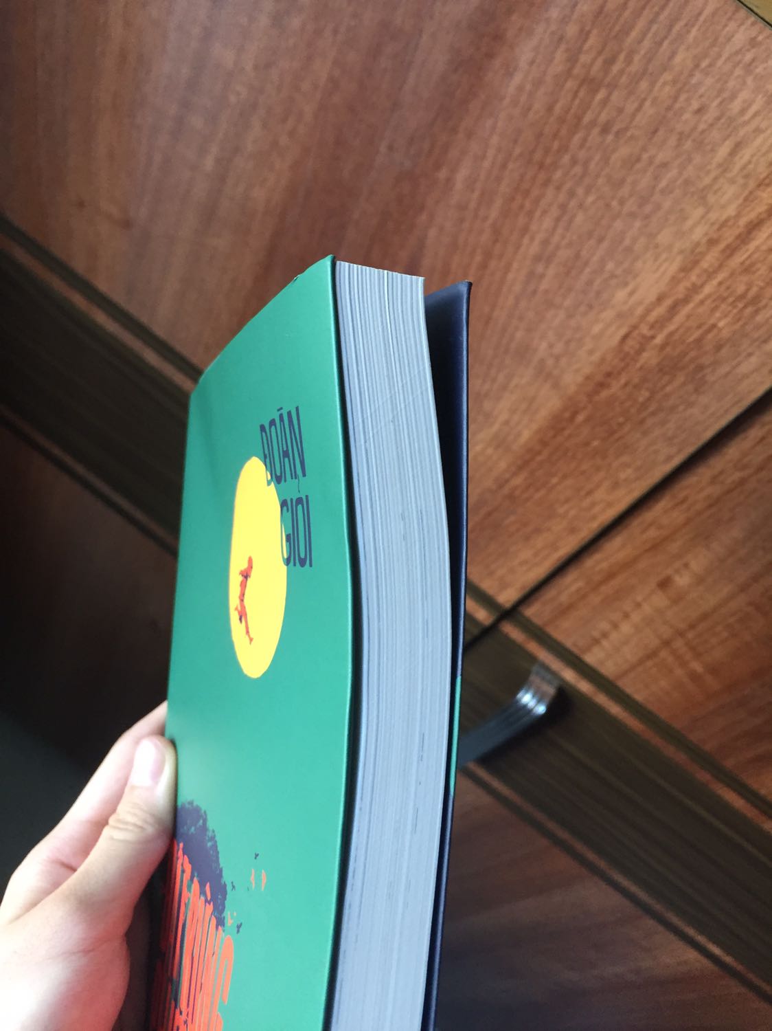 Sách có bọc nilon rồi mà méo mó như vậy. Nhận được thùng hàng trông không đến nỗi nào nhưng mở ra thì thất vọng.Cho hỏi có được đổi hàng không ạ?