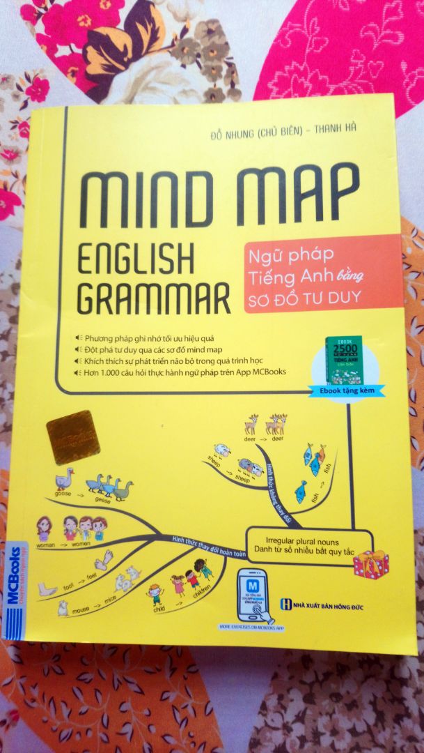 Sách khá mới, mình mua được đợt giảm giá nên đc giảm hơn 50%. Sách gồm 19 phần với 1 phần Đáp án. Từng phần có từ 2 tới 13 bài nhỏ được giải thích theo dạng sơ đồ tư duy, có hình ảnh ví dụ và bài tập làm cho nhớ sau khi học. Giấy cũng khá tốt, màu tươi sáng. Có ghi ngoài sách là Ebook 2500 từ vựng tiếng Anh tặng kèm mà mình không thấy chỉ lấy ở đâu chắc phải lên app của nhà sách, mà mình cũng ko cần lắm nên lười kiếm..