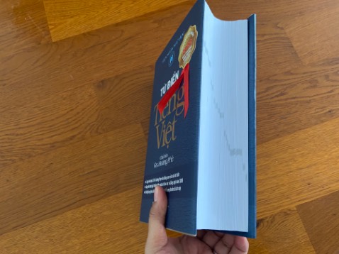 Từ điển kinh điển cho ai yêu thích tiếng việt, từ điển in đẹp , bìa cứng, dầy dặn, về nội dung không có gì bàn cãi với tác giả là giáo sư Hoàng Phê & ấn hành bởi viện ngôn ngữ học