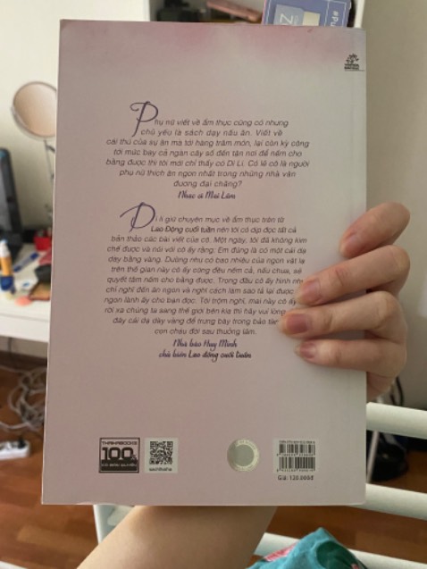 Nửa đêm đọc cuốn này sợ hơn truyện ma nữa, nhất là những chương “Bún chả” và “bánh mì”…vì đọc xong lại thèm ăn mà khuya khoắt, đâu có chỗ nào bán :’))