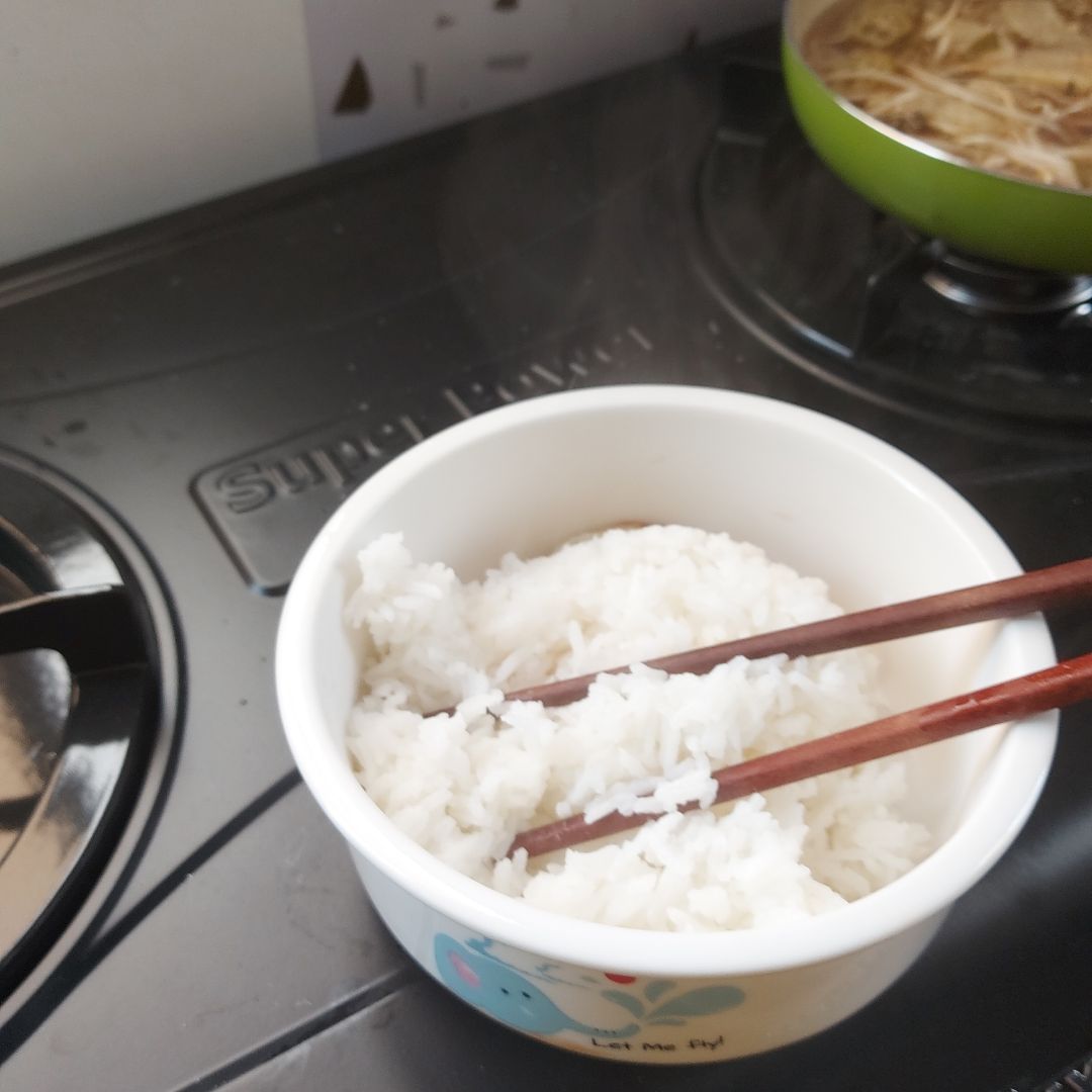 mặc dù bị giao sai màu hơi buồn nhưng chất lượng tốt lắm, anh giao gas cũng nói hãng này xài bền nên rất yên tâm. bật lửa xanh nên nấu nhanh nóng lắm mn cẩn thận củi lửa nha