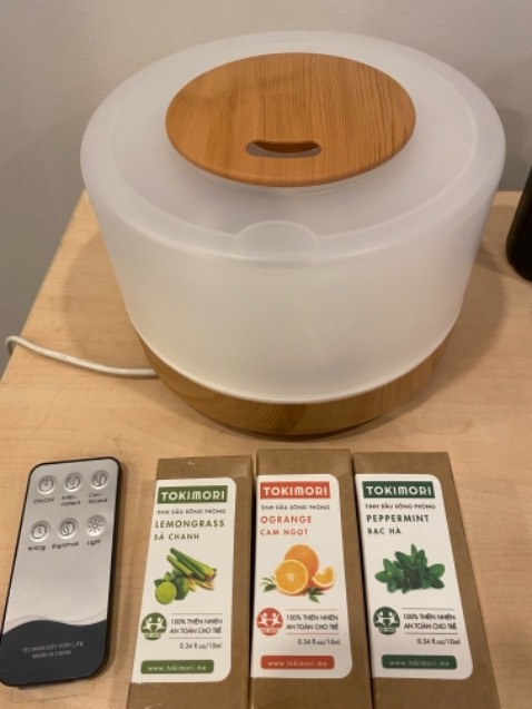 Khác với những máy xông tinh dầu thường, loại này cao cấp hơn, vỏ máy dày dặn, có đèn, hoạ tiết xinh. Tặng đúng 3 lọ tinh dầu có mùi mình thích, thích nhất mùi cam ngọt nên mình đặt thêm chai 50m sài cho đã 😁😁 
À các bạn nhớ tháo miếng chắn ở đuôi ra nha, mới nhận về mình tưởng hư, may mà có nhân viên shop rất nhiệt tình hướng dẫn 😂