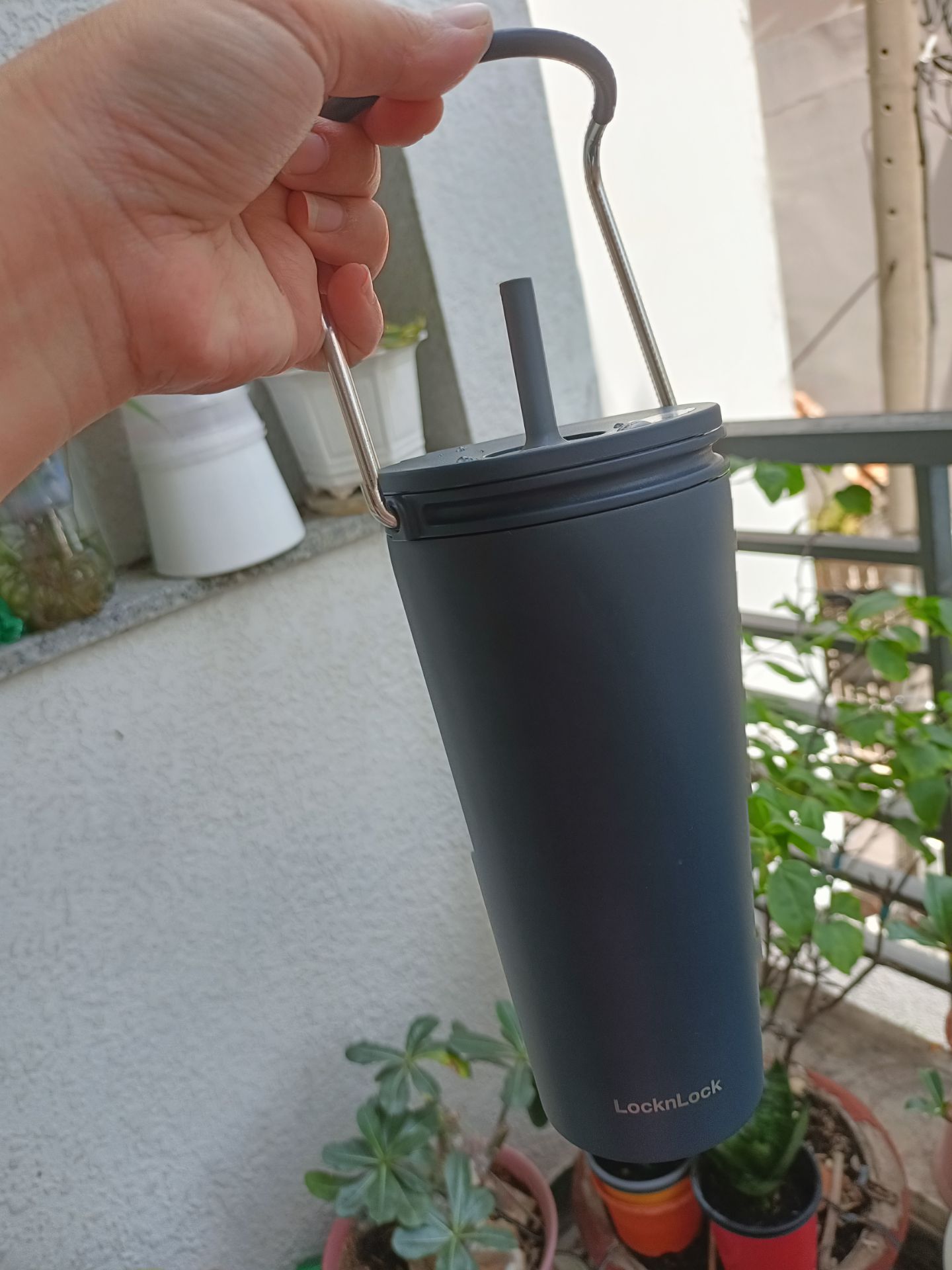 kiêủ dáng lịch sự sạch đẹp, có tai xách tiện lợi gọn gàng, lớp nắp trong có chỗ cắm cả 2 bên ống hút. có điều quảng cáo đổ ko chảy mà mình máng xe chạy xốc tưng xuống sàn xe chảy một ít.