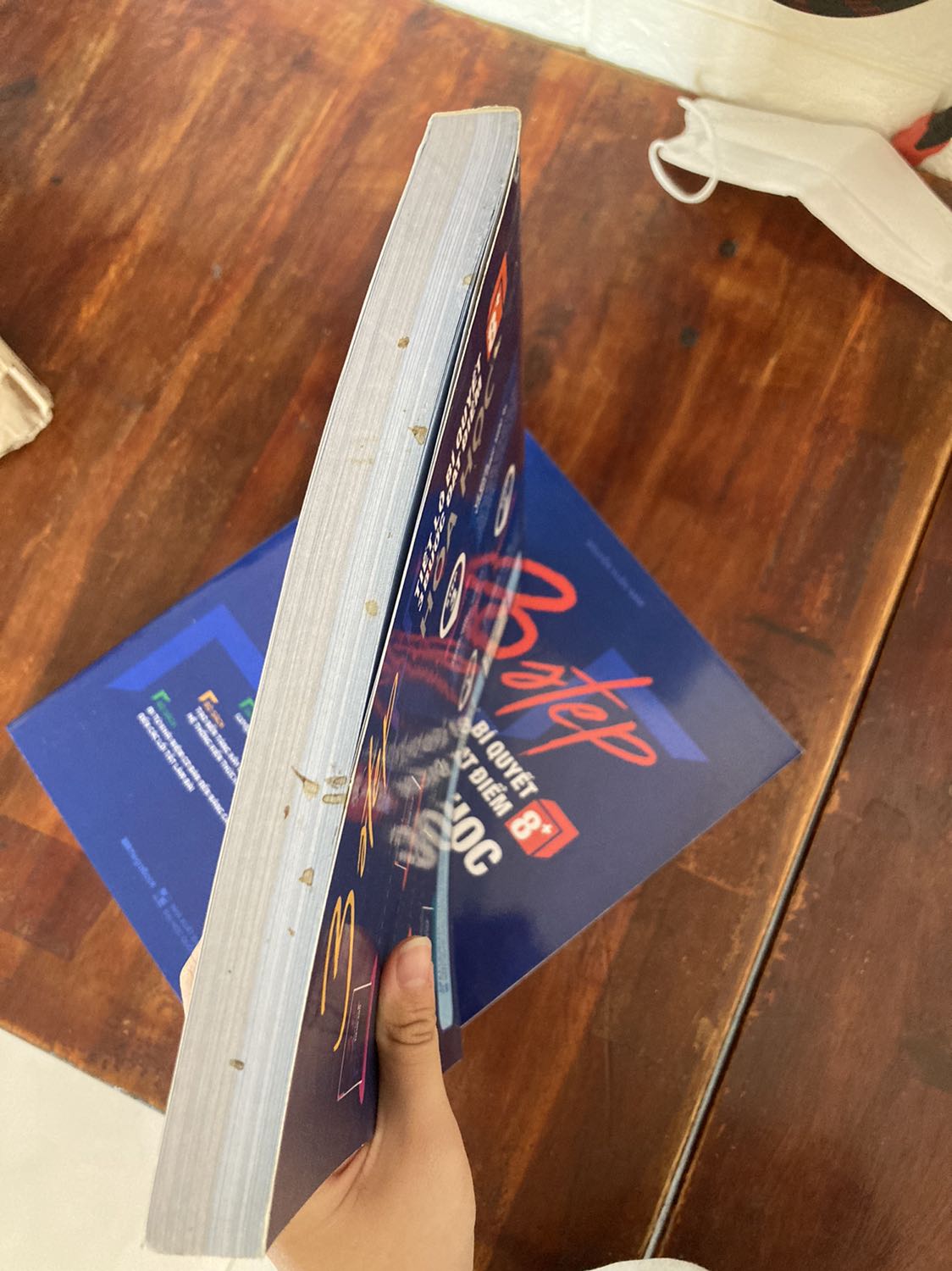 t để ảnh này ở đây cho những người mua sau nhoé🥰 sẽ ntn khi đặt hàng mong ngóng và nhận dc 1 cuốn sách bụi bặm bẩn như này ta, t có làm việc với shop r nhma shop k giải quyết nên th viết đánh giá z