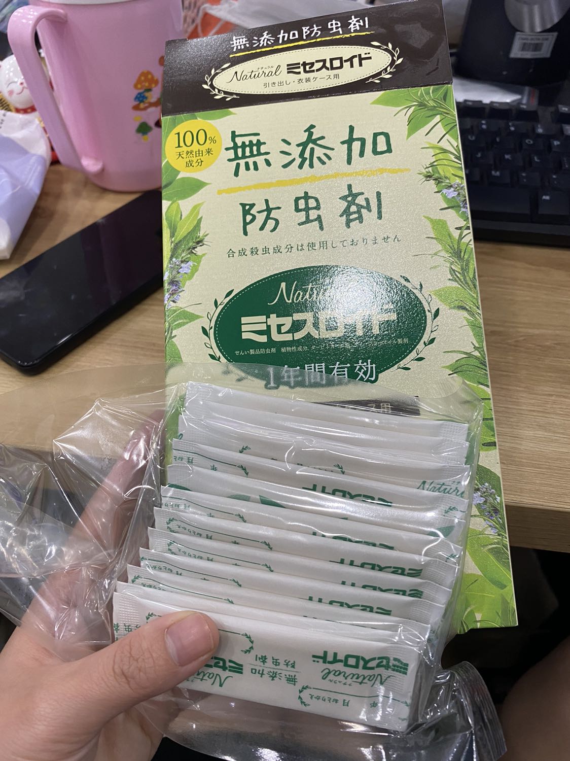 Sản phẩm xịn xò bao bì đẹp tiki còn giao hàng nhanh nữa hy vọng sẽ đuổi được hết lũ gián. Sản phẩm đầy đủ tem phụ. Rất hài lòng về sản phẩm