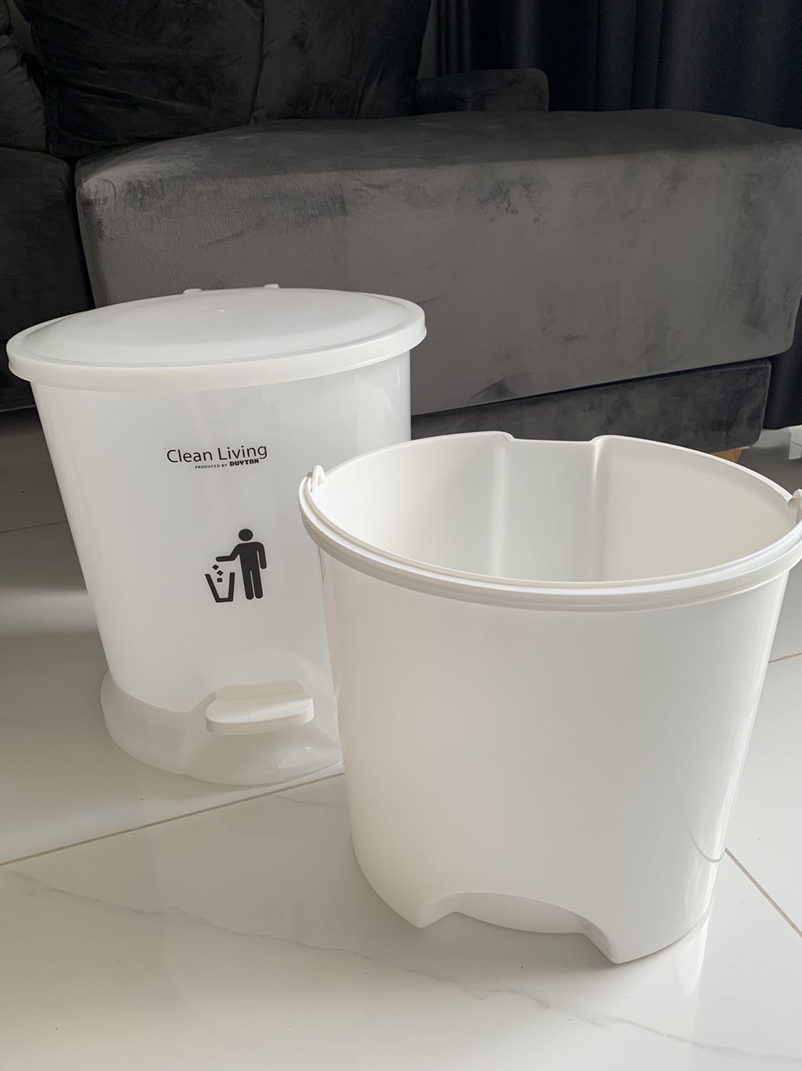 Tổng quan thì mình cho tới 5* vì thiết kế và màu sắc đẹp, sang và dễ phối với nhiều không gian khác nhau.
Tuy nhiên mình cho 2* với chất lượng vì nhận hàng bị bể chân thùng rác. Đọc nhiều review cũng hay bị bể ở vị trí chân nên đang không biết là lỗi nhà sản xuất hay khâu vận chuyển có vấn đề.
Vì bể chân cũng không ảnh hưởng mấy nên mình không cần đổi trả vì phải đợi lâu. Hơi thất vọng :(