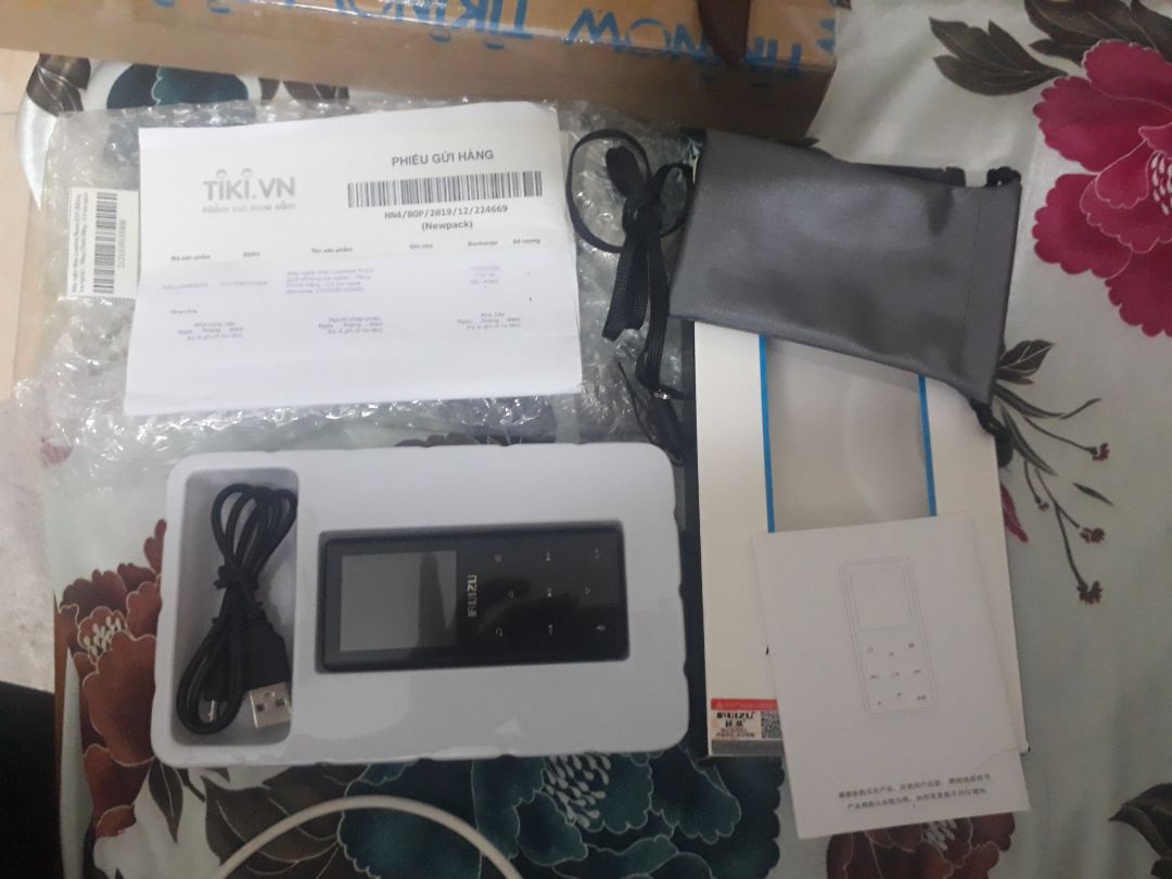 mình mua máy nghe nhạc ruizu d29 nhưng giao cho mình không phải d29, không hỗ trợ blutooth, không có tai nghe, hộp thì cũ mở ra mở vào nhiều lần rồi. mình mua hàng tiki nhiều lần rồi không nghĩ đợt này tiki giao hàng không kiểm tra lại trước khi gửi khách hàng. hàng không đúng miêu tả.