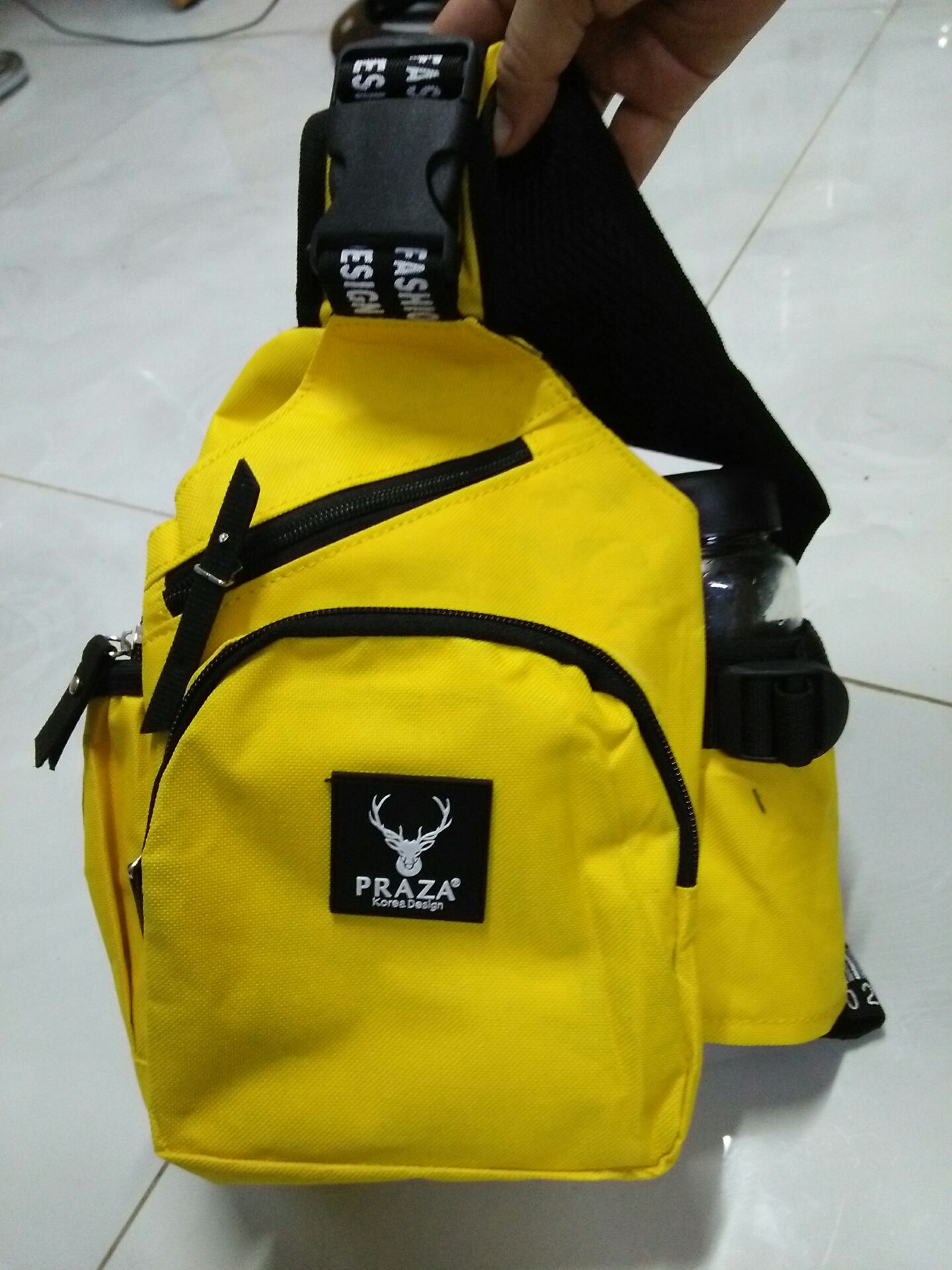 phù hợp đi làm,dạo phố,thể dục lại có chỗ để vừa chai nước mình luôn nè mấy bạn,thấy nhỏ nhỏ vậy mà đựng cũng được khá nhiều đồ tiện ích đấy.vừa gọn nhẹ lại tiện lợi lại còn quả rẻ thích lắm shop ơi!