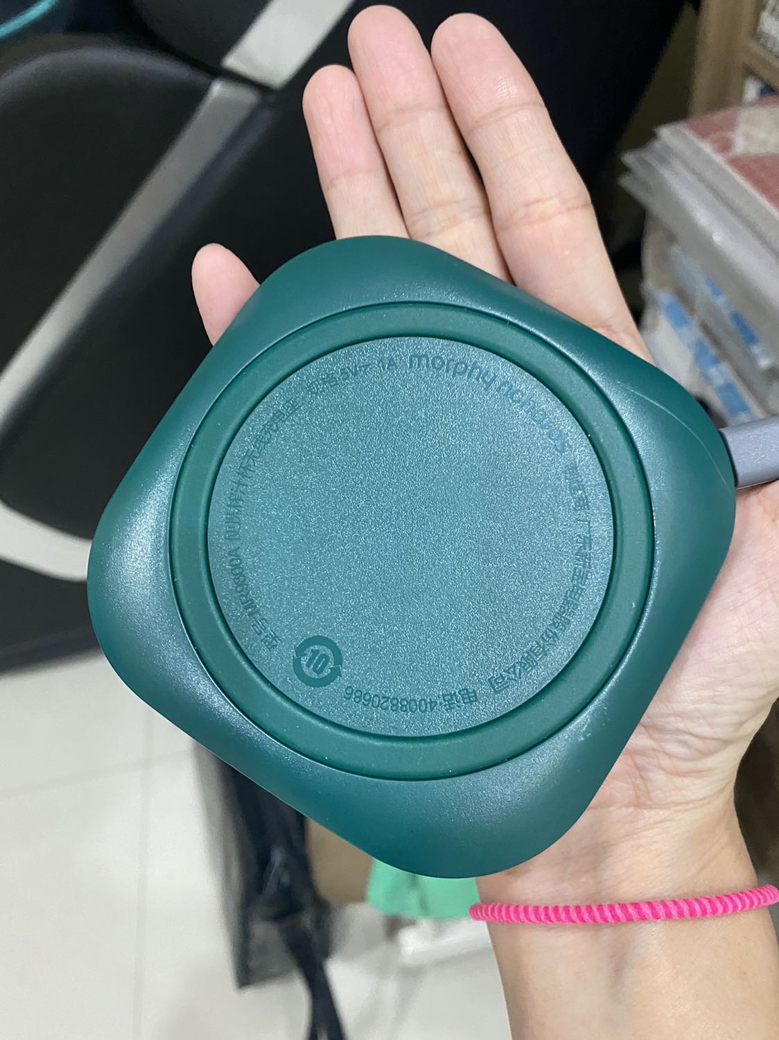 Rất tiện và xay được cả đá viên nhé 
Mình làm món Oreo yêu thích với bánh oreo,đá viên và sữa tươi. Thành quả 90% như máy xay lớn. Cả sinh tố chuối socola cũng vậy.
Mới mua về sạc 30phut là dùng được 5-7 lần xay rồi.