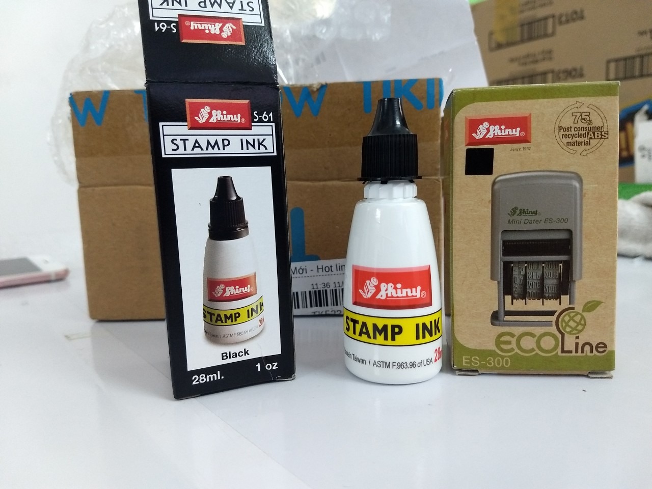 Mực chuyên dụng Premiun ở đâu?  tại sao lại giao cho tôi lọ mực thường giá có 11 nghìn, 
Khay mực khô ở đâu? tại sao là khay mực ướt đã có mực thường, mực không hề khô khi đóng lên bọc ni lông, đang lúc cần gấp thì mở ra dùng lại gặp hàng giao như vầy. Đề nghị nhà bán trả lại tiền cho tôi kèm lời xin lỗi!