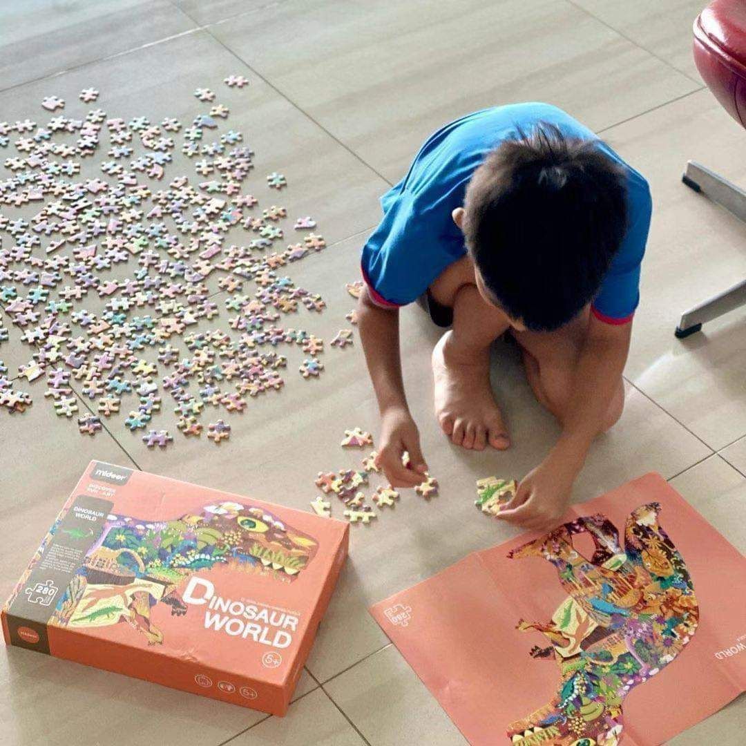 Bộ xếp hình xịn xò, hình con khủng long to bự bé rất thích. Bé mình say mê ghép