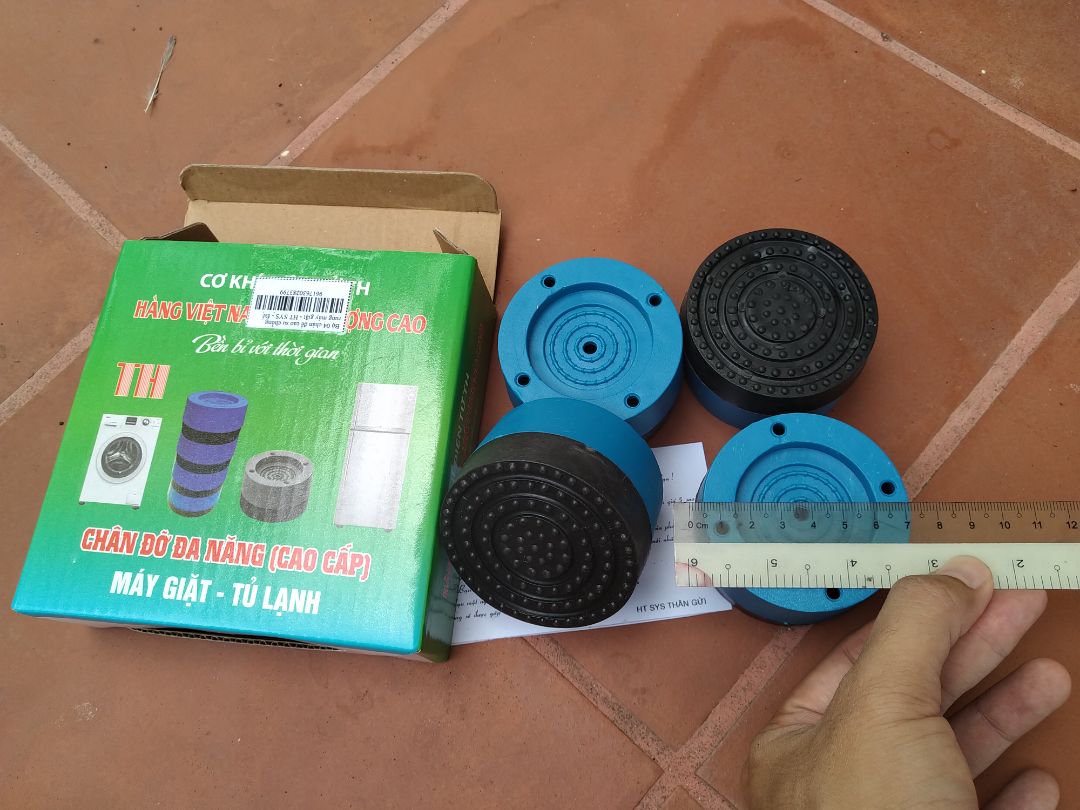 Chất lượng ổn. Cao rộng như hình. Cao su và nhựa. Bám sàn khá tốt. Tiện cho xịt nước sàn cho sạch.