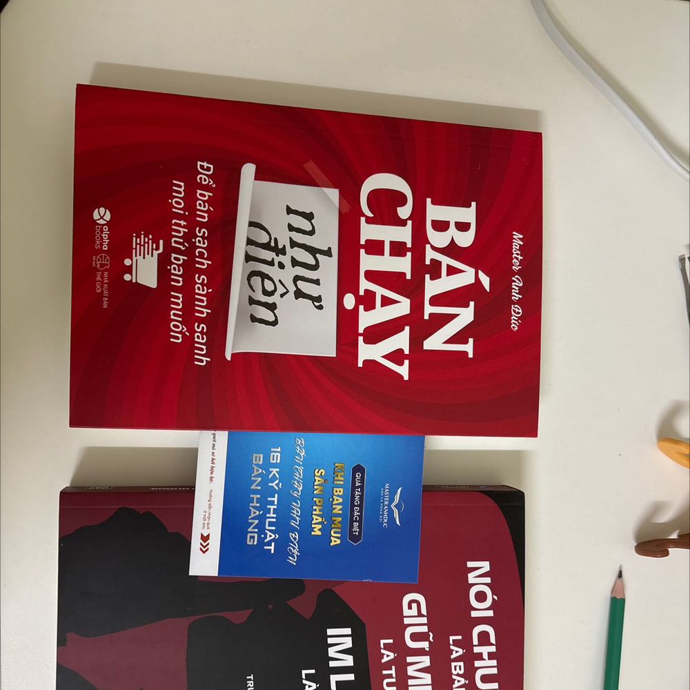Tiki bán sách nhanh, sách ổn, giao hàng nhanh chóng. Mong tiki phát triển chuyên lĩnh vực sách nhiều hơn. Cập nhật thêm giao diện ứng dụng như shoppe để người mua dễ xem hơn