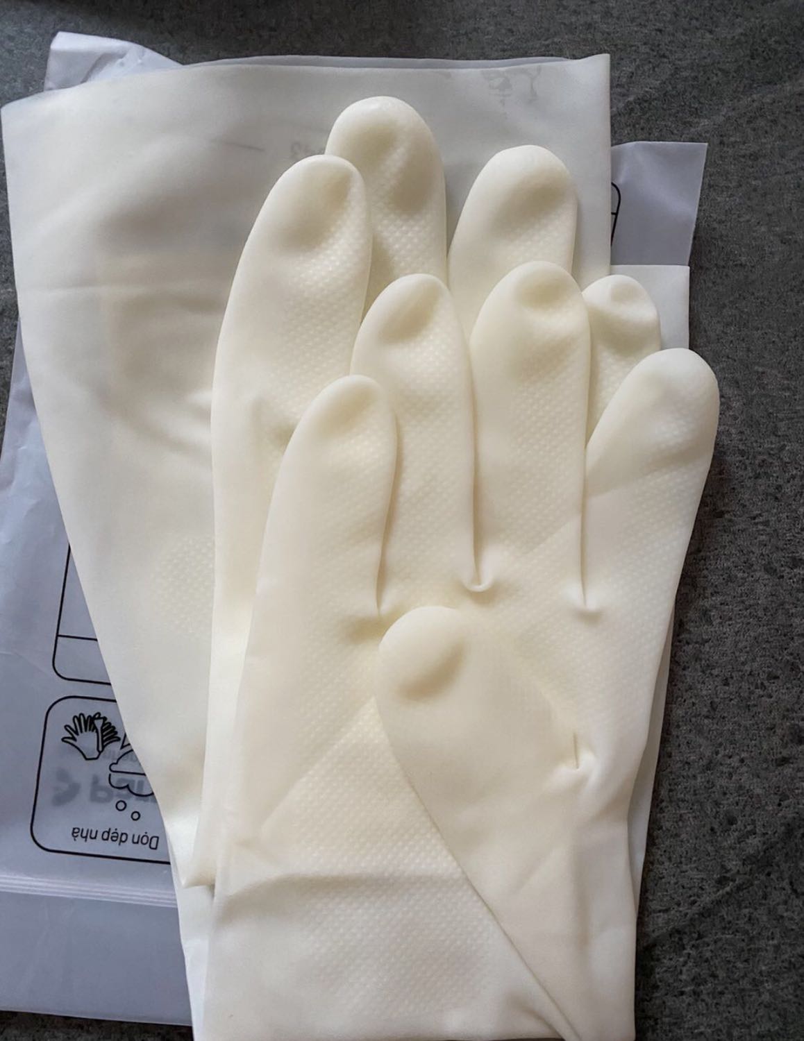 Găng tay bám chắt, dễ dùng. Thiết kế tốt, chỉ là nên thêm đánh dấu găng này của bên tay nào để người dùng có thể dễ dàng xác định đúng tay, mang sai tay sẽ không vừa