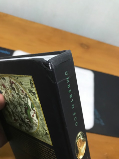 Một cuốn sách to nặng và đắt lại bị rách. Đặt từ mồng 2 tết tới hôm nay mới đc nhận sách mà mình cảm thấy buồn quá. Gói hàng vào hộp thì chỉ có mỗi sách lớn ở trong, ko có cái gì bọc hay cuốn nó vào. Vận chuyển như vậy mà gói hàng như thế là làm sao hả Tiki??? Tôi yêu cầu đổi trả lại cuốn khác.