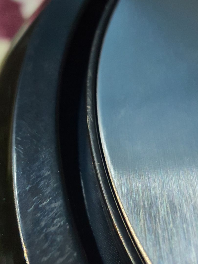 mình nhận đc hàng nhưng qua kiểm tra đây không phải hàng mới, xây xước bên ngoài với phía trên , rất không hài lòng, có thể chưa qua sử dụng nhưng bên ngoài ntn mình k chấp nhận đc. chương trình có tặng kèm mà chả thấy gì cả, mua cả máy xay thịt trong 1 ngày cũng k tặng kèm,  mong xử lý sớm giúp mình