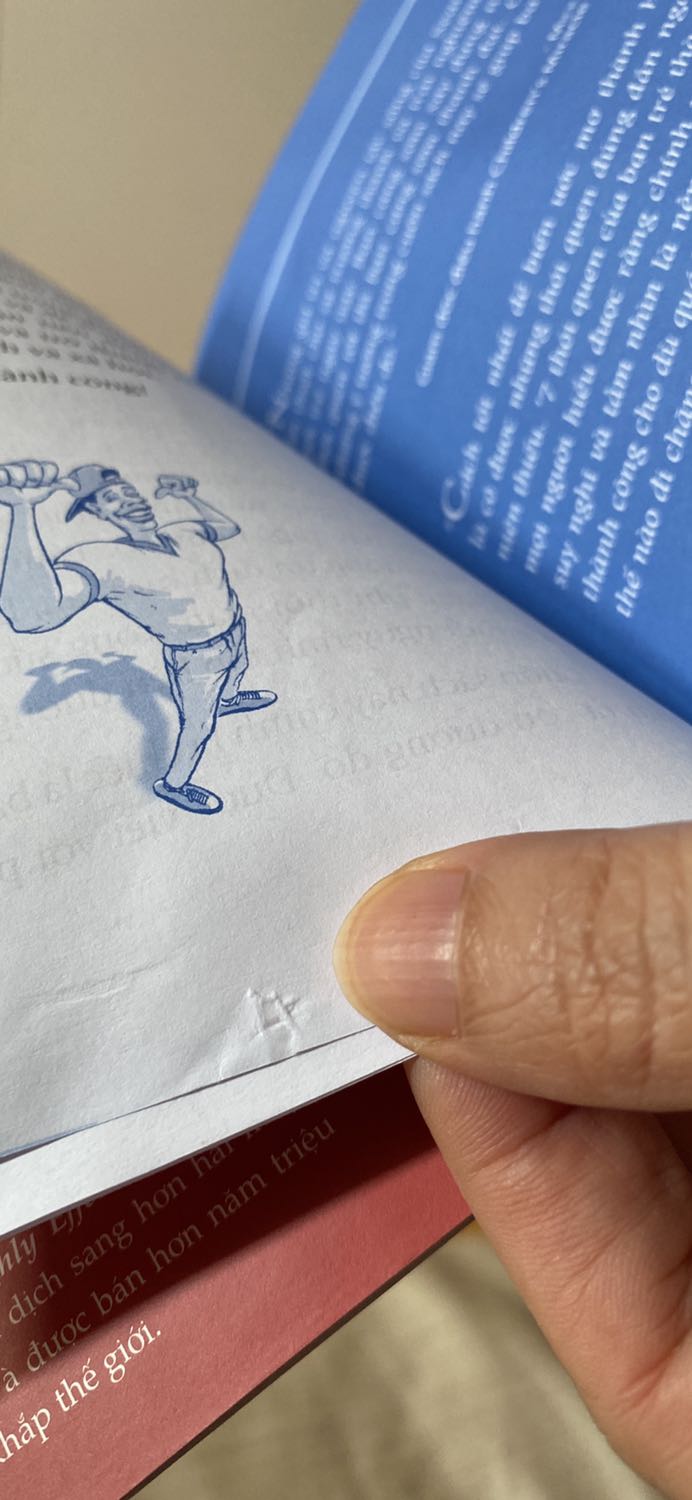 Sách bị rách, móp, nhăn, cũ, tôi tính mua làm quà nhưng chất lượng như vậy khiến tôi rất thất vọng.
Tôi đã lỡ ghi đề tặng cho cả 2 quyển sách, nhưng khi kiểm tra kỹ tôi mới thấy quá nhiều lỗi như hình và tôi không thể mang tặng quyển sách kém chất lượng như vậy để ảnh hưởng uy tín của mình.
Tôi mong Tiki sẽ có chính sách kiểm soát chất lượng đối với sách được bán ra để đảm bảo sự hài lòng của khách hàng. 
Xin cám ơn.
Tạ Minh Hà