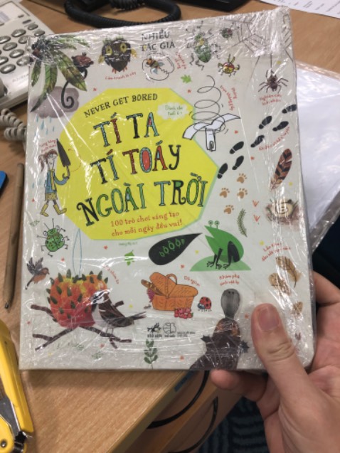 Giao hàng nhanh. Đóng gói cẩn thận. Mình nhận về sách rất đẹp. Quyển này mình đã mua một cuốn cùng bộ trước và bé rất thích nên mới quyết định mua thêm cuốn này. Sách bao gồm các hoạt động trò chơi rất sáng tạo cho các bạn nhỏ. Vui và rất bổ ích