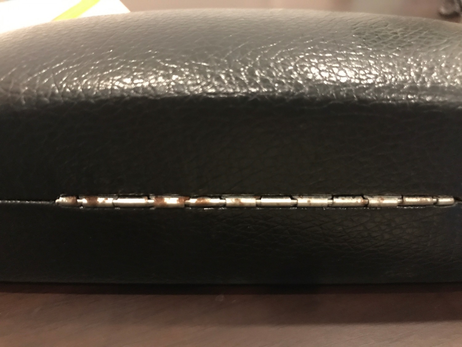 Mình rất thất vọng về hàng lần này. Hộp méo, xước, phần kim loại gỉ sét. Chắc sau này không dám đặt hàng trên tiki quá.