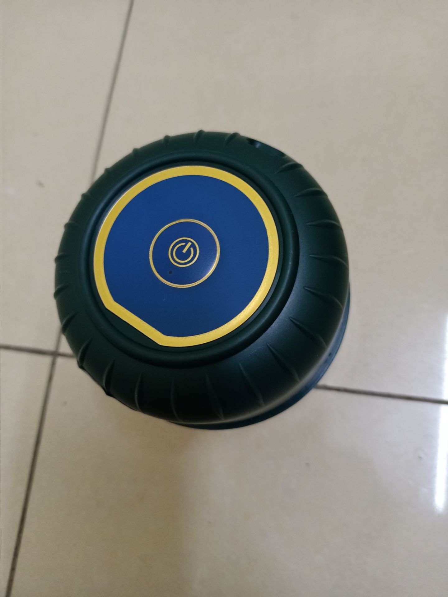 nghiền đồ siêu đã! bén lắm luôn nên cẩn thận đứt tay nha mọi người! nhấn 2 nhấn độ 5s là mấy đồ tỏi ớt cay mắt nhỏ lun nha. không cần lắp chặt, chỉ khớp nhau là dùng được nè. biết cái này sớm hơn thì mình đã mua từ lâu lắm rồi á