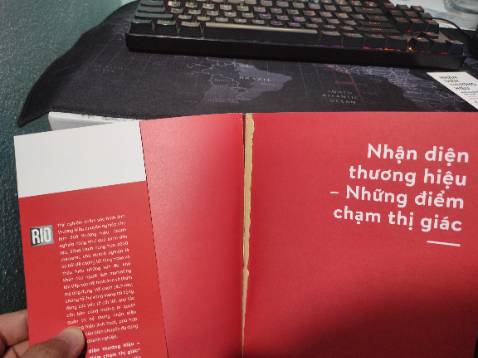 Nhà sách bọc sách khá cẩn thận, nhưng keo dán bìa sách màu vàng lộ rõ dán không chắc chắn bung bìa sách. Nội dung chưa đọc nên chưa đánh giá.
