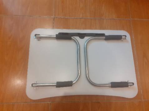 Ưu điểm: Bàn học đẹp, mặt phẳng nhẵn, đúng màu, nhìn sang trọng. Nói chung đúng như trong hình mà shop đăng. 

Nhược điểm: Mình chọn sai từ khâu thiết kế, vì chân bàn kiểu gập cong này không vững chãi dù đặt ở trên nền sàn cứng hay trên giường, dập dềnh như bập bênh,nên nếu để đồ vật (laptop, cốc nước....) lên thì lúc nào cũng phải chú ý kẻo bị trượt đổ.