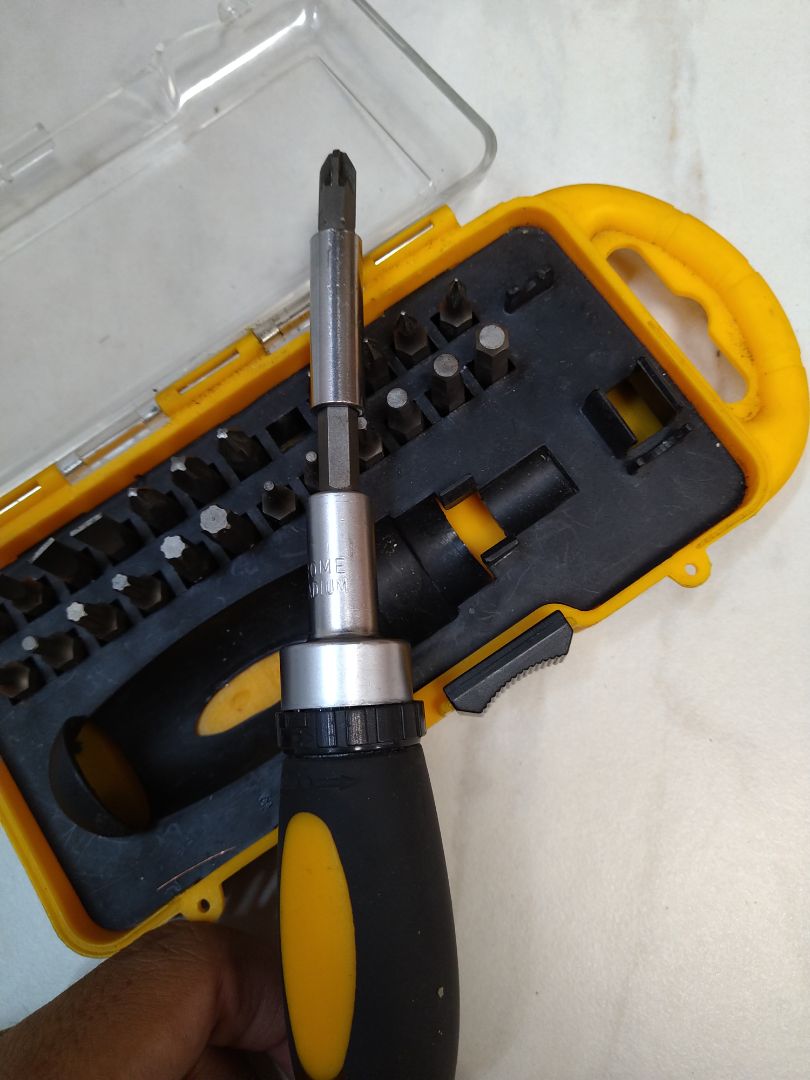 Ko mắc lắm. Tiện dụng. Thân vít hơi to với những lỗ sâu. Có xiết trái/phải. Mua bộ này với bộ vít xiaomi là đủ chơi.