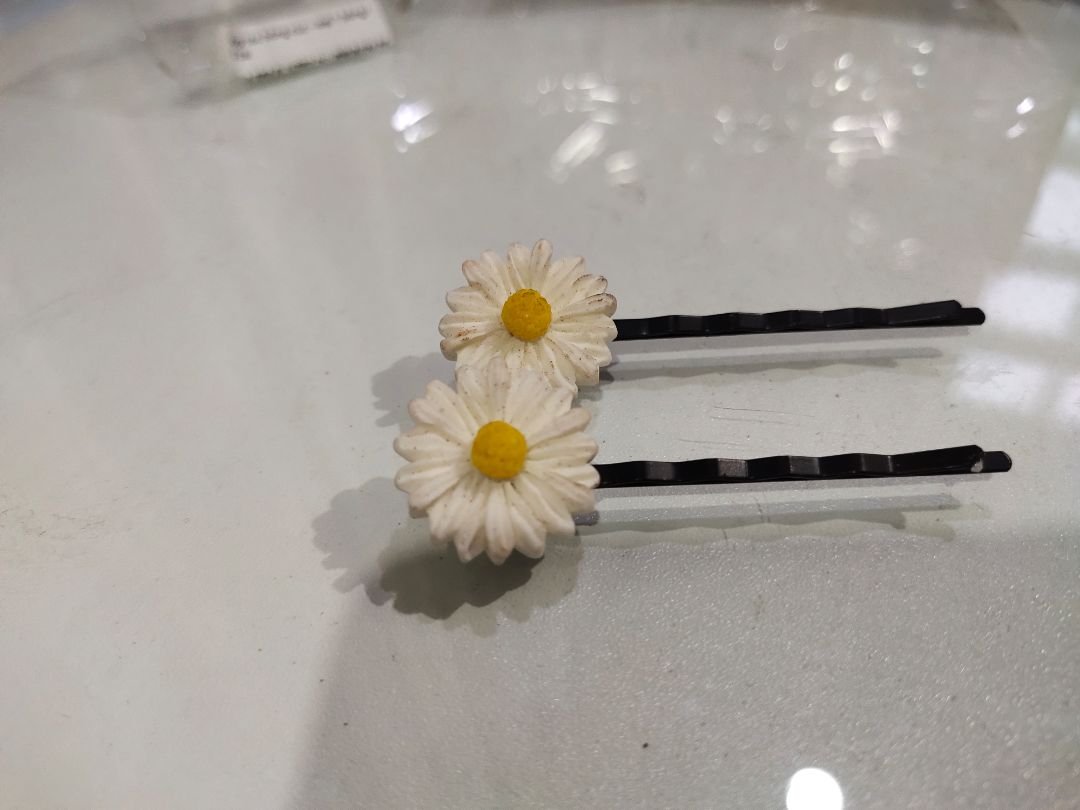 Rất tệ. Shop để kẹp bị bụi dơ rồi giao cho khách, mà sản phẩm để kẹp trên đầu nữa chứ. Không lẽ vì giá trị chỉ 13.900₫ rồi muốn bán ra sao cũng được hay sao.