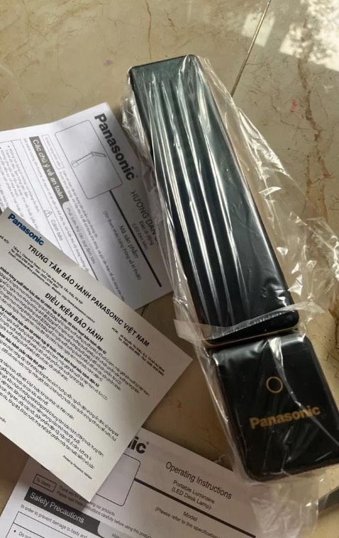 đèn sang xịn mịn, có tem và phiếu bảo hành, nhiều chế độ sáng và tăng giảm độ sáng. pin sạc tiện lợi, mình cất vào balo vẫn rất gọn nhẹ. m.n nên ủng hộ nhé