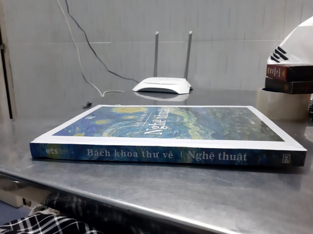 Giao hàng nhanh, đóng gói đẹp. Sách có tặng thêm bộ postcard rất đẹp. Giấy in cũng đẹp, hình ảnh màu sắc rõ ràng.