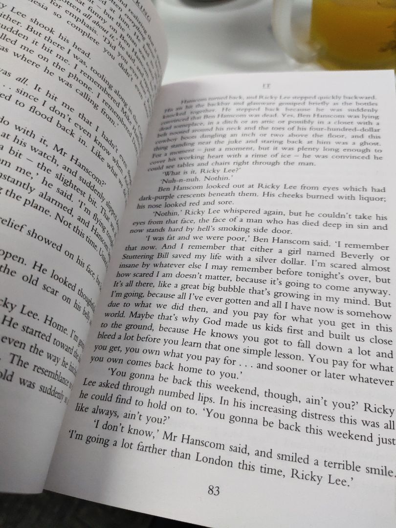 Sách của Stephen King thì hay rồi. Xem phim rồi nên đại khái cũng biết được nội dung giúp dễ đọc hơn được một ít. Sách của fahasha, giao hàng nhanh đóng gói cũng tốt. Nhưng có vẻ bảo quản chưa được tốt nên hơi dơ, chữ in hơi nhỏ, bù lại giá rẻ cho 5 sao