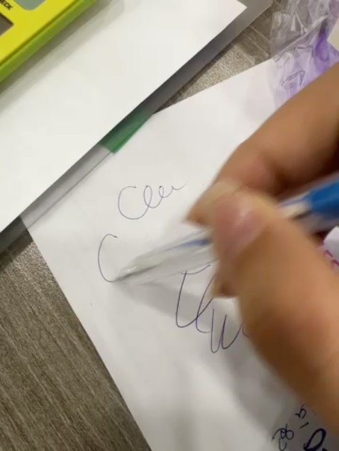 Mua 20 cái bút mà 34k tính ra hơn 1k 1 cái siêu sẻ viết rất mướt