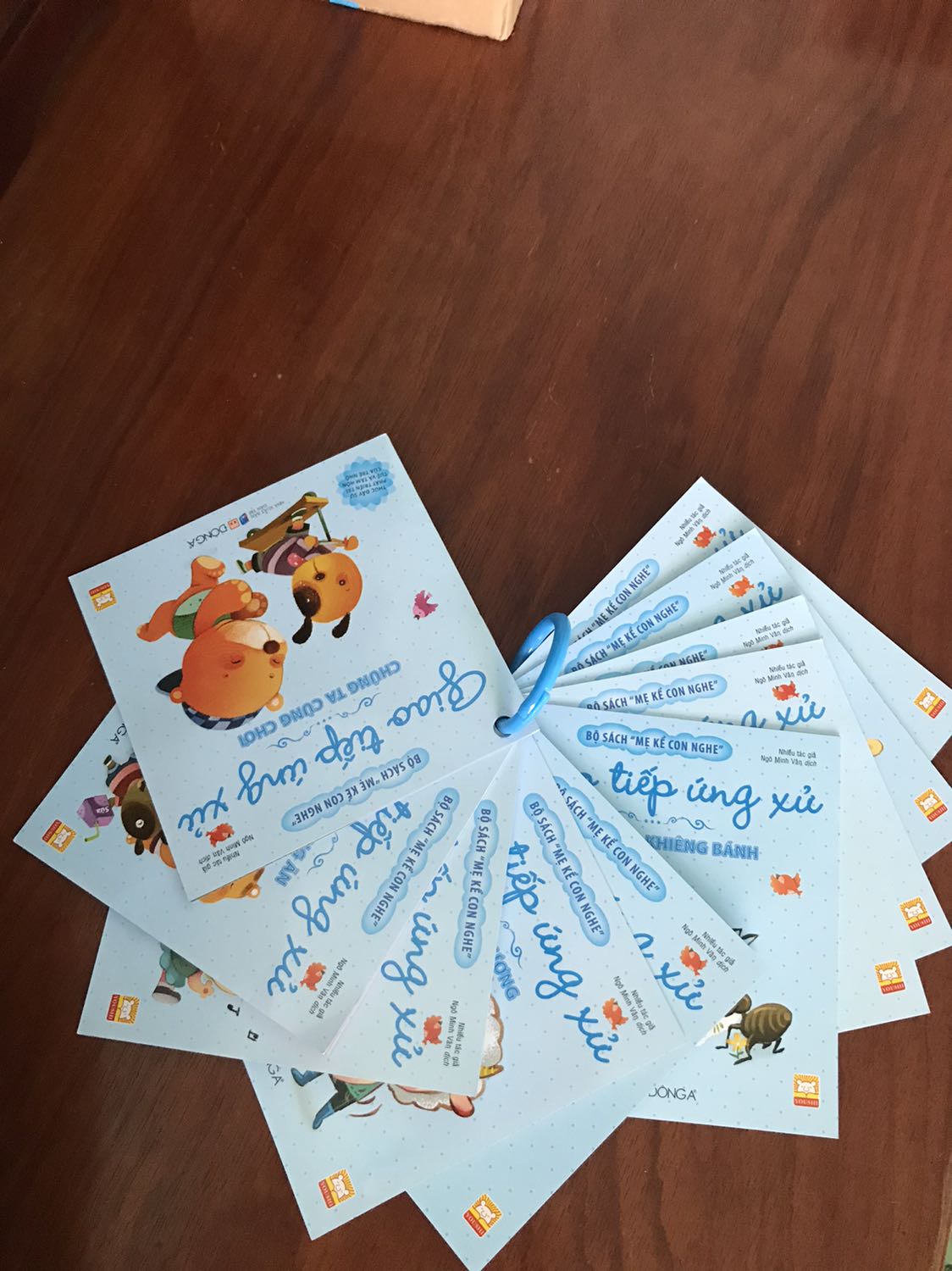 Sách rất đẹp, nội dung phù hợp. Giá cả vừa phải. Đóng gói cẩn thận. Giao hàng nhanh. Rất ưng. Ai có con nhỏ mình nghĩ nên mua thử đọc cùng con. Mình mua luôn bộ. 1 bộ gồm 10 quyển nhỏ.