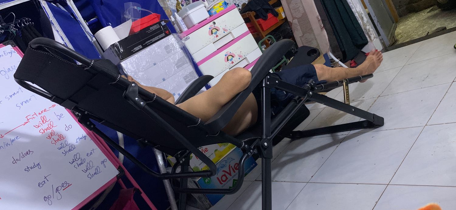 Ghế xịn sò lắm, giao hàng siêu nhanh 2h trong tphcm, ngồi xuống, đứng lên hơi vướng , khó khăn chút. Tay nắm hai bên bằng nhựa xài lâu dài ko biết có dễ bể hay ko!! Nếu thiết kế thanh gài bằng inox sẽ chắc chắn hơn… thấy trong quảng cáo có kèm thêm bọc ghế và miếng che mắt nhưng ko thấy giao…