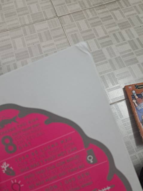 Sách bị móp góc, thậm chí là rách. Bề mặt sách dơ, dính vệt bẩn nâu. 
Cực kì thất vọng với dịch vụ gói hàng của tiki lần này, không chống xóc không hộp giấy, chỉ gói bằng túi thôi.