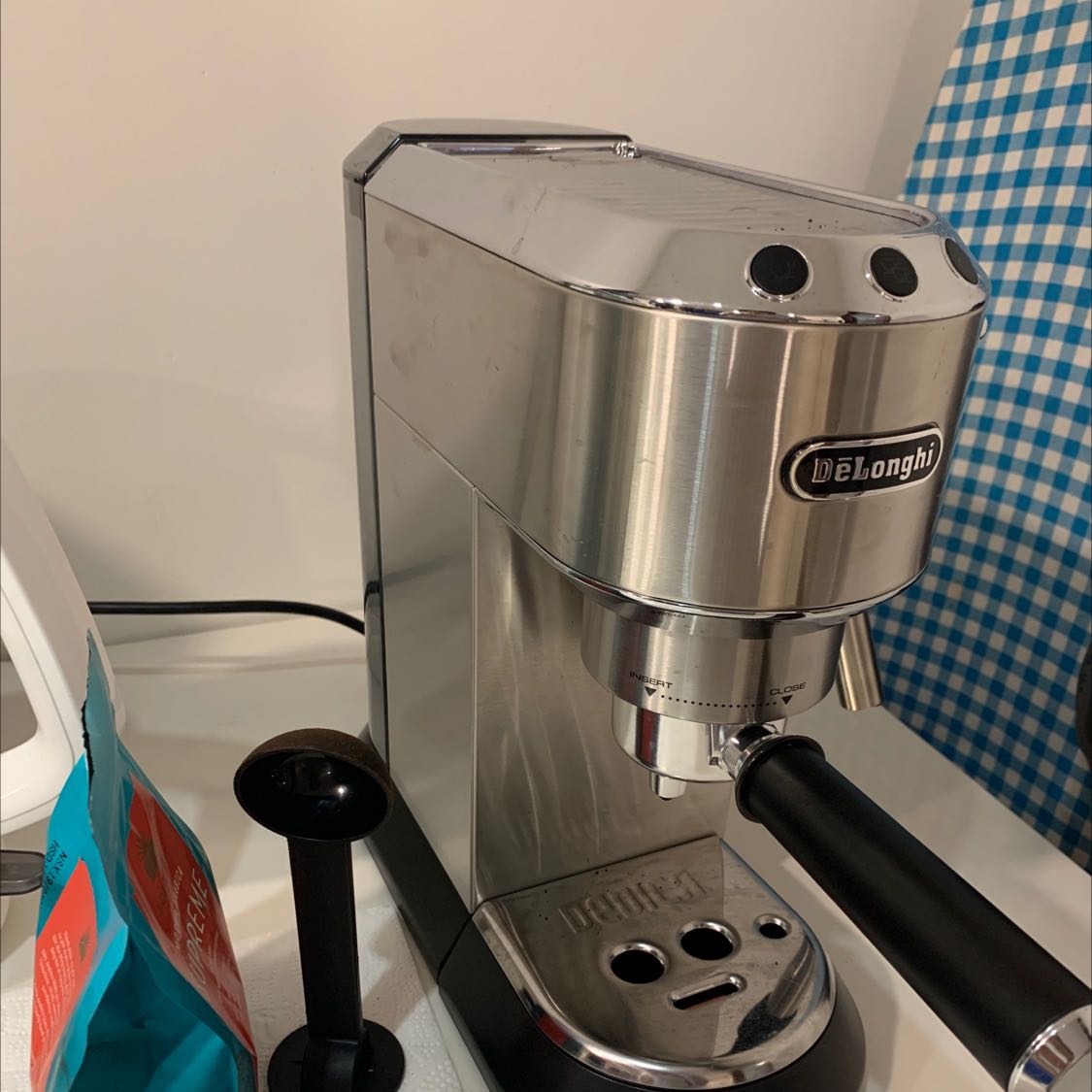 Pros: Đóng gói cẩn thận + giao nhanh + pha cafe ngon. 
Cons: thực sự thất vọng về nút bật/tắt của máy. Mấy ngày đầu ấn 1 phát là nút thụt vào + máy chạy luôn. Sử dụng được 1 tuần sau là phải giữ nút tầm 15-20 giây thì nút mới thụt vào như ảnh 2. Chắc sau dịch phải đi kiểm tra lại... thực sự thất vọng!

Ngoài vấn đề về nút bật/tắt thì tất cả đều ngon lành cành đào