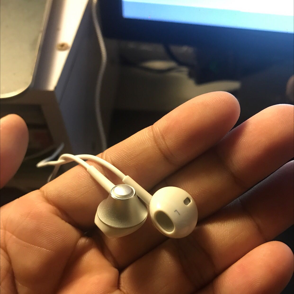 Tai nghe siêu chắc chắn ạ, mình mua về thu âm nên rất chú trọng đến mic, và thật bất ngờ, giá siêu rẻ mà mic thì siêu xịn. Tiki thì giao hàng đỉnh chóp ko còn gì phải chê. Chỉ hi vọng là sẽ bền thôi