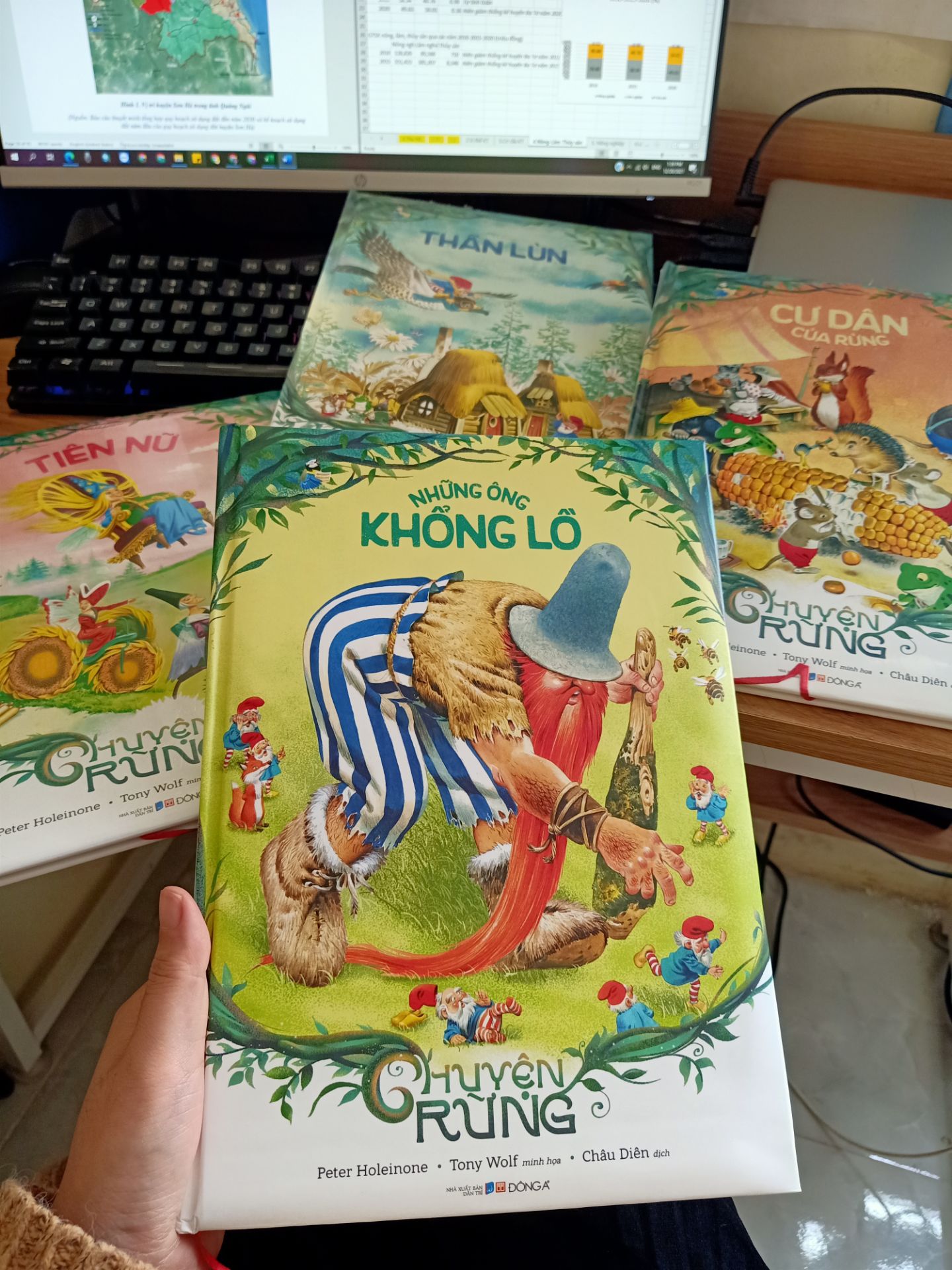 Sách khổ to, bìa cứng, vẽ đẹp chi tiết, mùa sắc rõ nét. Nội dung khá hay, bé nhà mình vừa đọc vừa cười khúc khích. Để cho bé đọc và tăng thêm vốn từ cũng  hợp lý. 😍