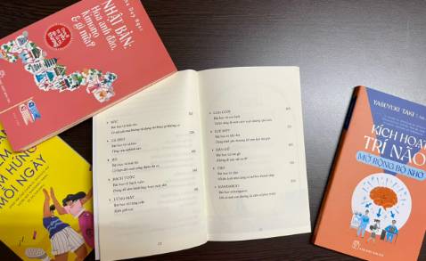 Mình yêu thích tác giả - dịch giả Tama Duy Ngọc từ hồi đọc quyển "Nhật Bản : hoa anh đào, Kimono và gì nữa?". Văn phong nhẹ nhàng, thêm chút hóm hỉnh dí dỏm cùng những hình vẽ siêu cute trong quyển sách của Tama Duy Ngọc đã "chinh phục" rất nhiều độc giả như mình. Ở mảng dịch thuật, Tama Duy Ngọc cũng rất thành công. Bộ truyện "Thám tử Kindaichi" là một ví dụ. Năm nay, Tama "ra mắt" bộ 3 tác phẩm độc đáo mà tác giả dịch thuật. Quyển "Muông thú dạy ta bài học cuộc sống" là một trong số đó. Quyển sách chắc chắn sẽ hấp dẫn với tất cả bạn đọc, nhất là những bạn đọc tuổi "teen" yêu thích truyện tranh. Các thông điệp, bài học sâu sắc về mọi khía cạnh cuộc sống con người được lồng ghép khéo léo trong những câu chuyện bằng tranh ngắn ngắn về các loài vật, khiến người đọc tiếp thu một cách tự nhiên, k cảm thấy áp lực. Thêm vào đó là những phần tổng hợp kiến thức lý thú về tập tính sinh học, nét độc đáo của một số loài vật như : ong mật, chim cánh cụt, bạch tuộc, con lửng... Nhà có em bé đang tuổi học đọc, mình kể cho bé nghe vài câu chuyện trong này, bé thích mê luôn !