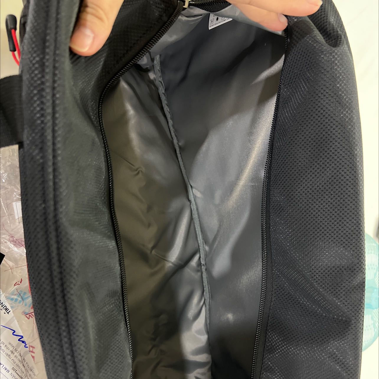 túi rẻ nhung rat chắc chắn, mới nhận nên chưa đánh giá được độ bền.