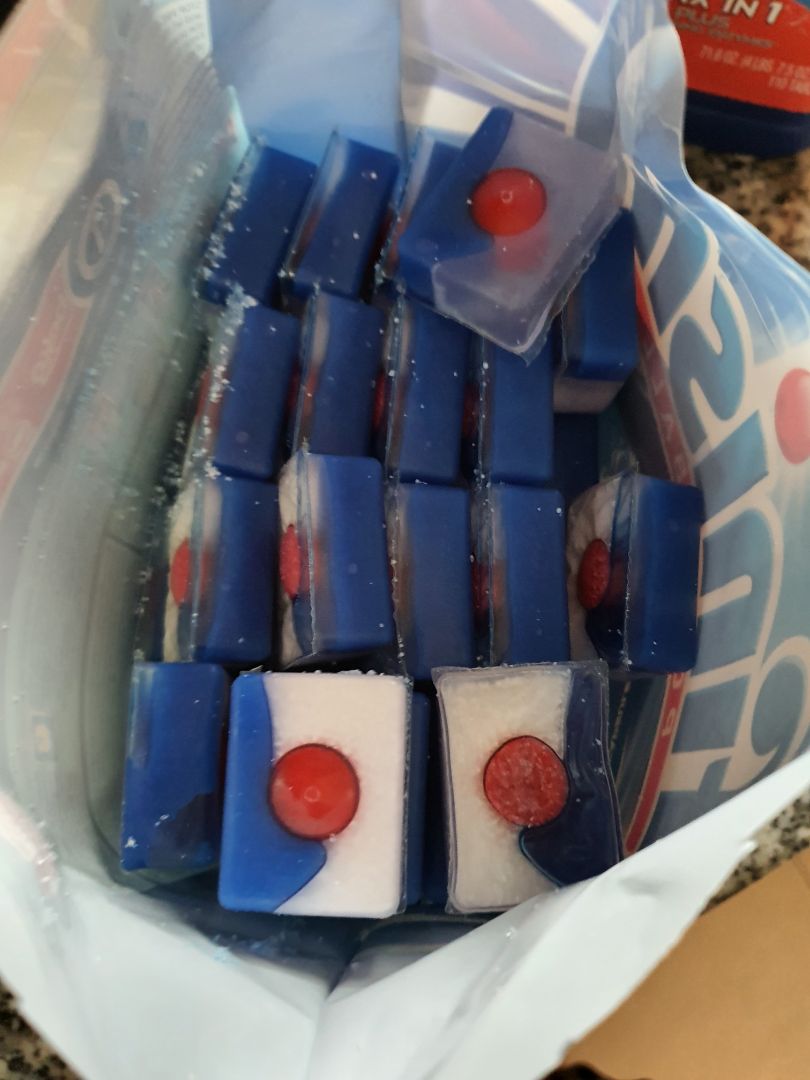 Có viên rửa bát bị vỡ làm các viên còn lại đều bị dính xà bông. Shop cần  gói và bảo quản hàng tốt hơn