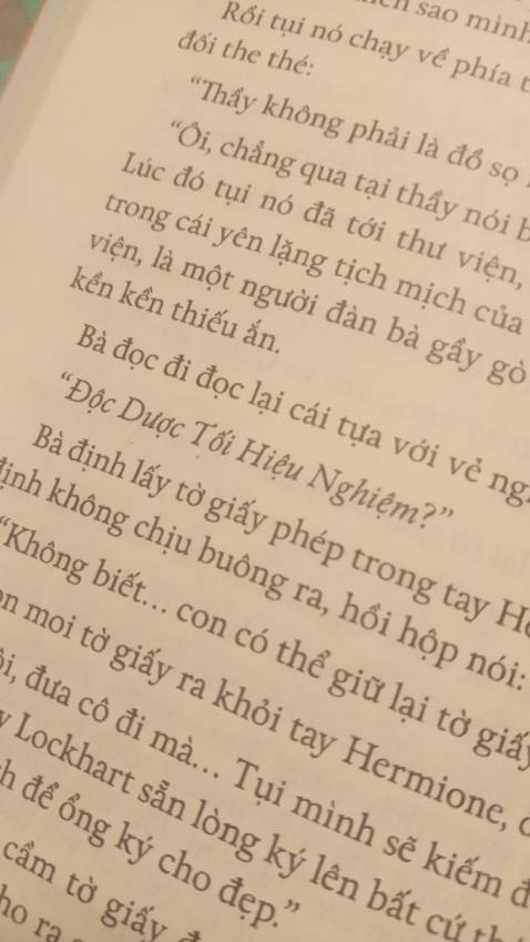 Lần đầu tiên mua bộ boxset mà m thấy thất vọng lun ấy. M dành số tiền tiết kiệm lớn để mua bộ này vì thích quá nhưng nhận hàng về lại hơi buồn. Mới về thì hộp gói bên ngoài bị rách hết, móp méo khủng khiếp. Mở ra thì box bị dập khá nhiều ở góc, gáy sách cũng bị trầy, box dính nhiều keo mà m phải lấy khăn lau mãi mới hết, box cũng lỗi khá nhiều nữa. Còn đồ họa và hình trang trí thì m không bàn đến vì quá ưng rồi. Nhưng có lẽ lối dịch không hợp với m lắm và có đôi chỗ sách ghi sai chính tả nữa nên m thấy không hài lòng cho lắm. Bù lại mỗi quyển có 1 bookmark riêng và nhìn chung thì truyện cũng hay lắm a. Chỉ mong NXB Trẻ và Tiki chú ý hơn trước khi mang sách đến tay người tiêu dùng