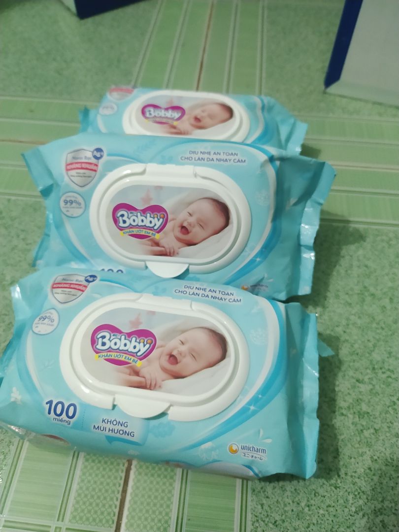 Khăn ướt Bobby mình luôn tin dùng, mình đã mua rất nhiều của shop rồi, đóng gói cẩn thận,giao hàng hơi lâu, hạn sử dụng còn xa lắm nha mọi người, lại còn có thêm quà tặng nữa, cảm ơn shop nha.