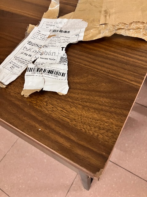 2 góc cạnh mặt bàn bị lỗi - như hình đính kèm và 1 góc đó mặt bàn bị rộp lên ko phẳng như tiêu chuẩn