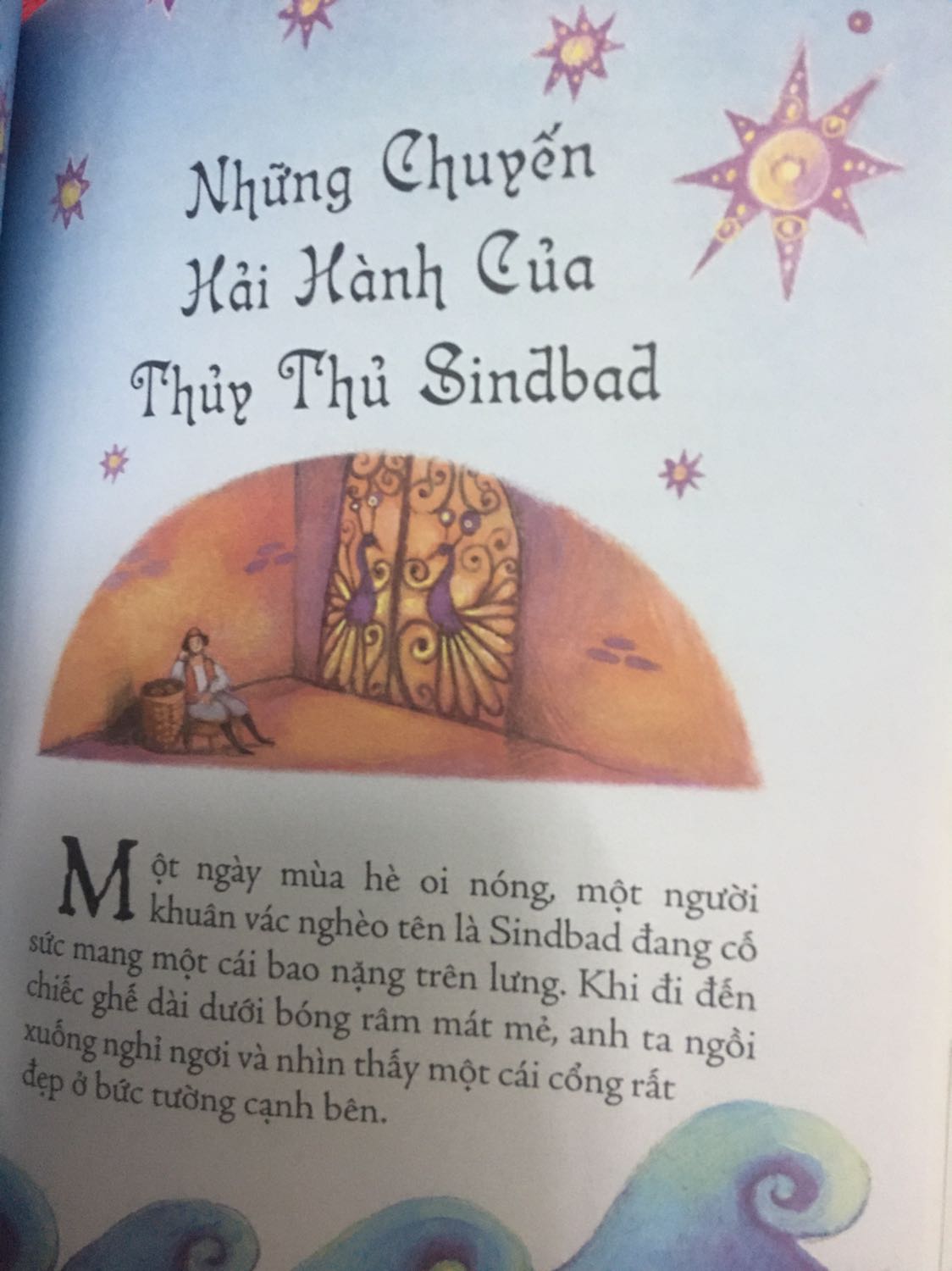 - Dịch vụ: Giao hàng đúng hẹn, shipper thân thiện. 
- Sản phẩm: Sách có màng bọc, bìa cứng, sách còn rất mới, các trang sách dày, các trang có hình minh hoạ đúng theo phong cách Ả Rập rất đặc sắc. Sách cầm vừa tay. 
- Nội dung: Thú vị; những câu chuyện hấp dẫn, lôi cuốn. Câu chữ to rõ, đọc không bị nhàm chán. Trong các câu chuyện thì mình thích nhất là "Những chuyến hải hành của thuỷ thủ Sindbad". Dẫn dắt ta khám phá sự mới lạ và mạo hiểm từ vùng đất này đến vùng đất khác.
Quyển sách đáng để cho các bé nghe về một thế giới mới đầy màu sắc và phiêu lưu.