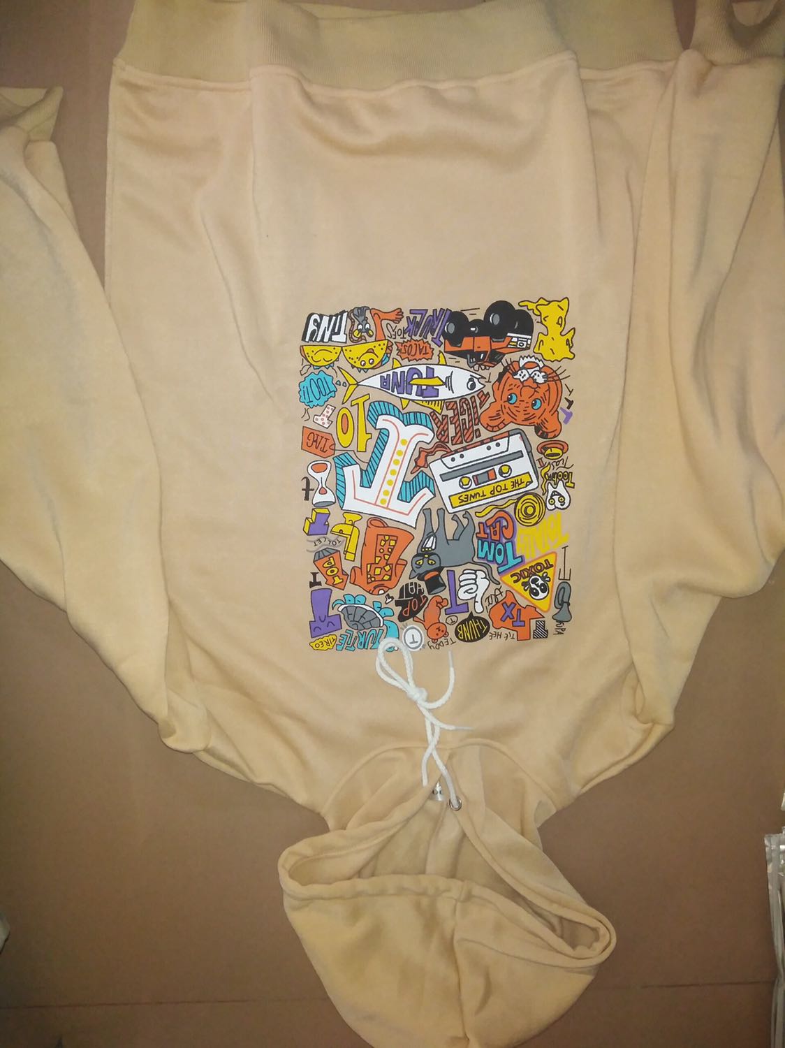 Hình in trên áo đẹp lắm, vải dày dặn chứ ko mỏng, giá cả hợp lý, giao hàng rất nhanh luôn. Nên mua mn ạ, sẽ ủng hộ tiếp, mua nhiều lần rồi nên rất ưng các sp bên shop