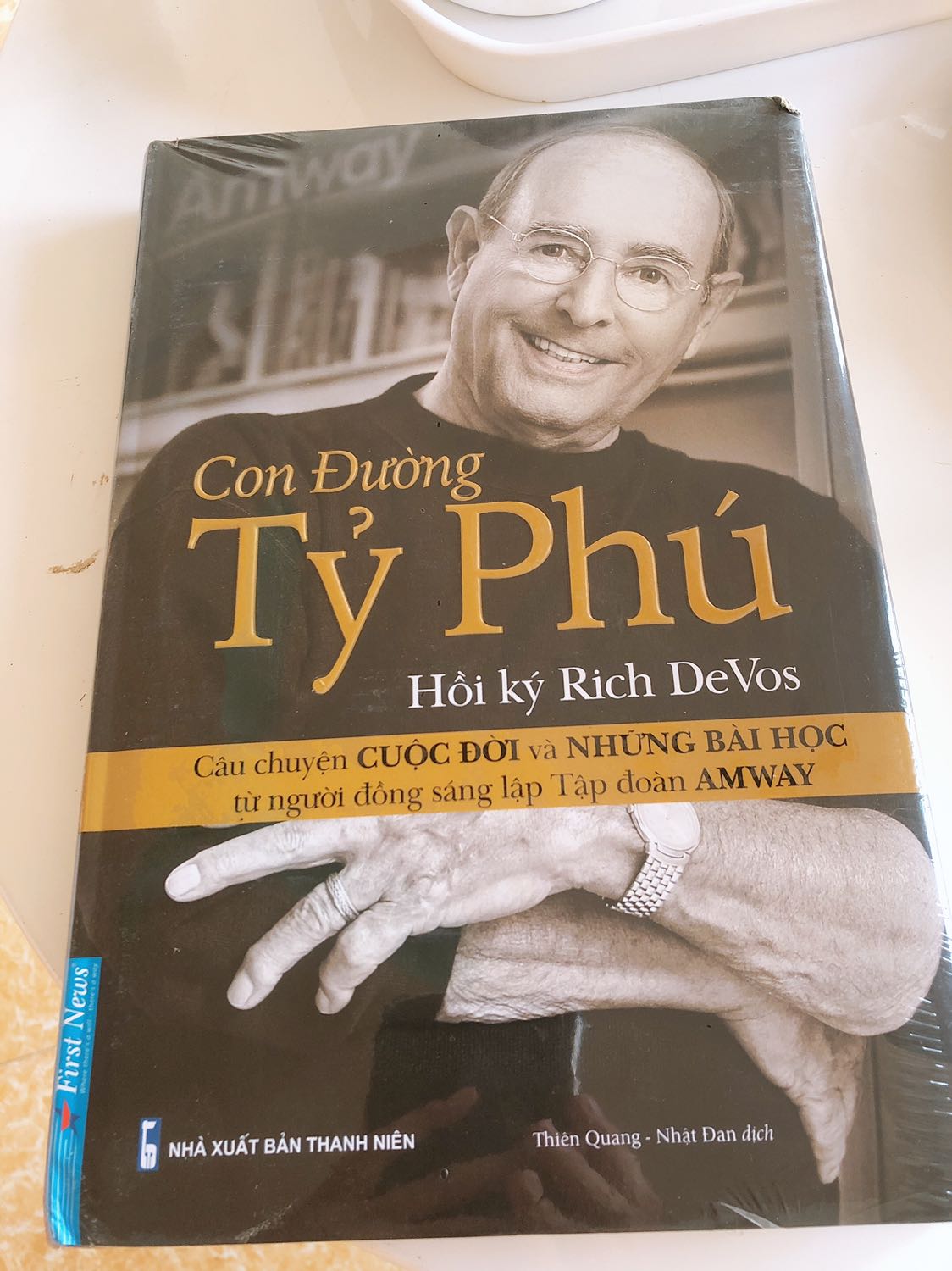 Tỉ Phú trong ngành bán hàng trực tiếp. Mình thực sự rất khâm phục và yêu mến ông. Trong khi rất nhiều người Việt kì thị ngành bán hàng này mà kb rằng cv này đang ngày càng phát triển trên thế gì giới. Nên đọc và mở rộng tầm mắt. Nâng cấp tư duy và cho mình những cơ hội thay đổi cs. Mình tìm đọc rất nhiều cuốn sách của ông và cty amway. Mn nên tìm đọc đi nhé.