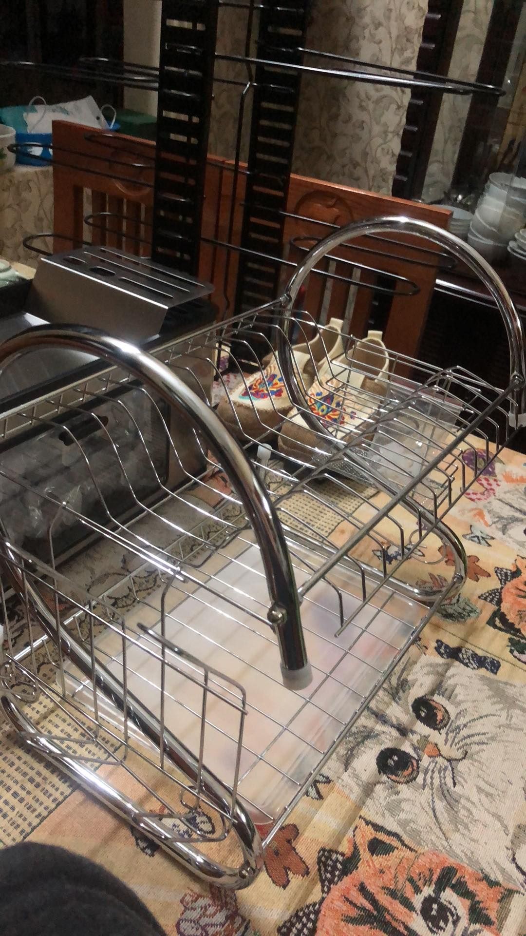 kệ chắc chắn, đựng bát nhà 3 ng oke luôn. nhẹ nên rất tiện di chuyển. mối hang cũng kít k cái nào bung cả