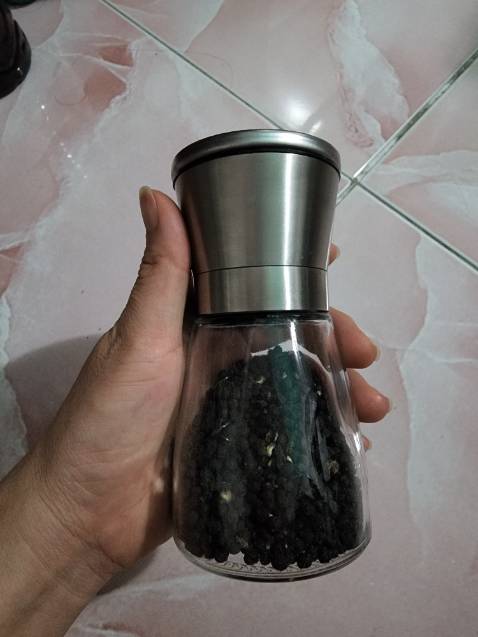 Đóng gói rất cẩn thận. Đây là điểm cộng cho shop.
Cối chất liệu thủy tinh sạch sẽ, cầm trên tay cảm giác chắc chắn . Nhỏ gọn.
Núm vặn điều chỉnh ok. Có thể xay theo kích cỡ tùy ý. Hàng chuẩn duyệt luôn.