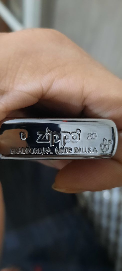 Chữ khắc khá thô, thiếu tinh tế, không thấy được kí hiệu (R) độc quyền. Bản lề lỏng. Âm thanh bật nắp nghe khá hài. Ố vàng mặt trong. Khá là giống hàng VN hơn là hàng U.S.A